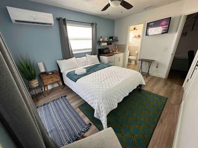 1 /1 Master Suite near Airport! - Image 1