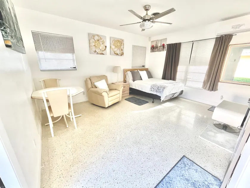 Studio Private Efficiency Excellent Area! Parking - Image 1
