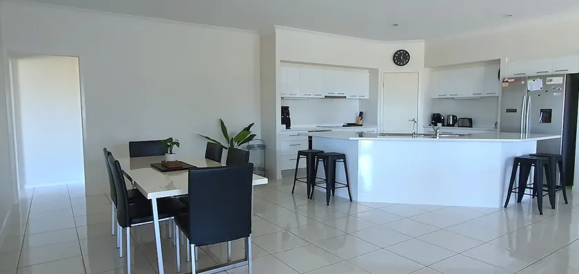 Spacious 6BR Home | Sleeps 14 | Families & Groups - Image 1