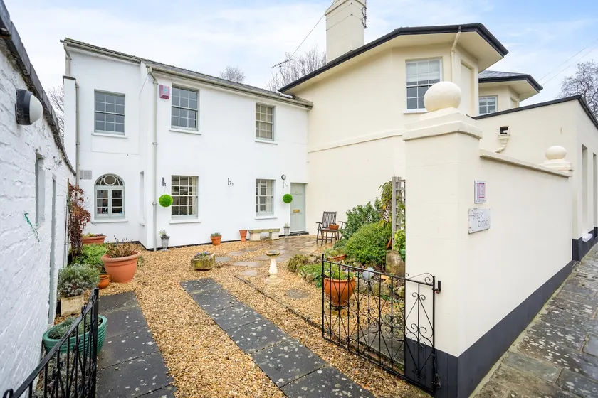 Romantic Cosy Cottage with Parking & Courtyard - Image 1