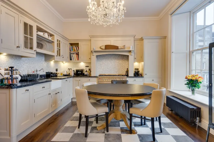 Delightful Luxurious Georgian 3 bed apartment - Image 1