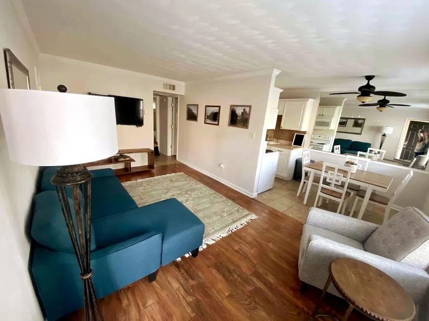 2 bedroom condo with oceanfront one block away - Image 1