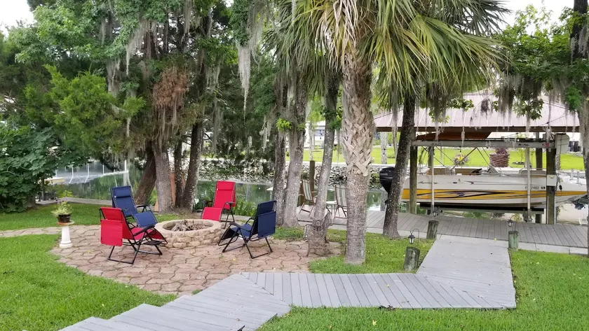 Homosassa home on the water with kayaks. - Image 1