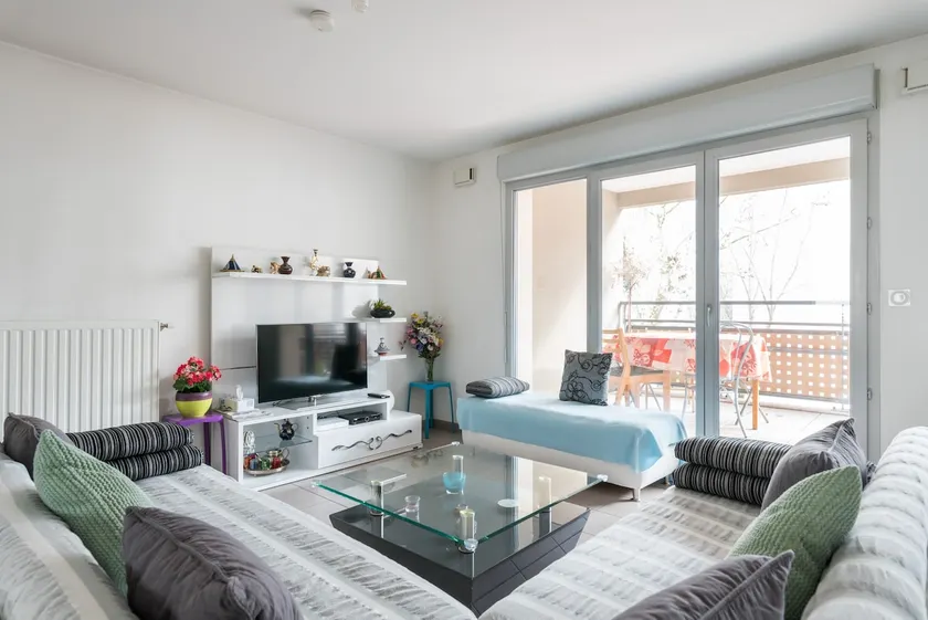 Bright 2-Bedroom Apartment with Private Parking - Image 1