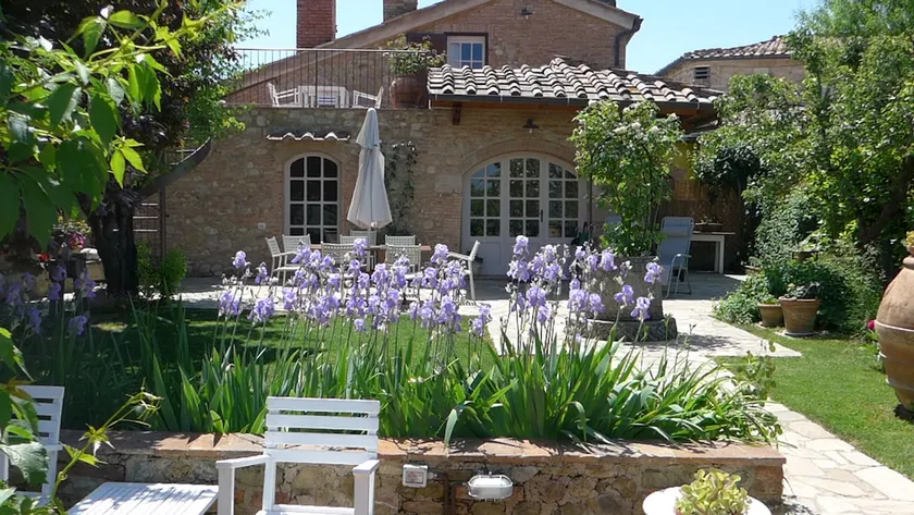 Leo's Romantic House - Image 1