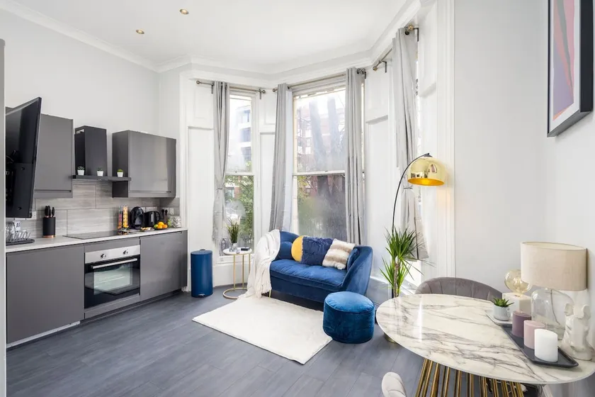 Cosy Apartment in London with Jacuzzi - Image 1