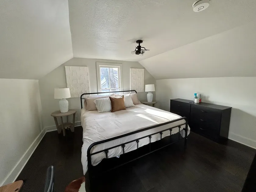 Newly renovated bungalow close to downtown & KU - Image 1