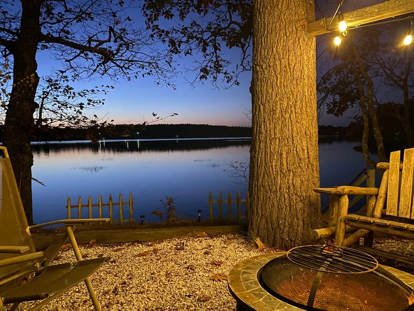 Lakeside house with a separate bunkhouse - Image 1