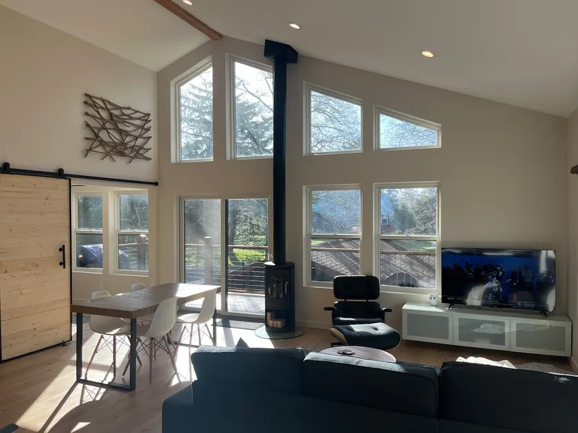 Modern Cannon Beach Cabin - Image 1
