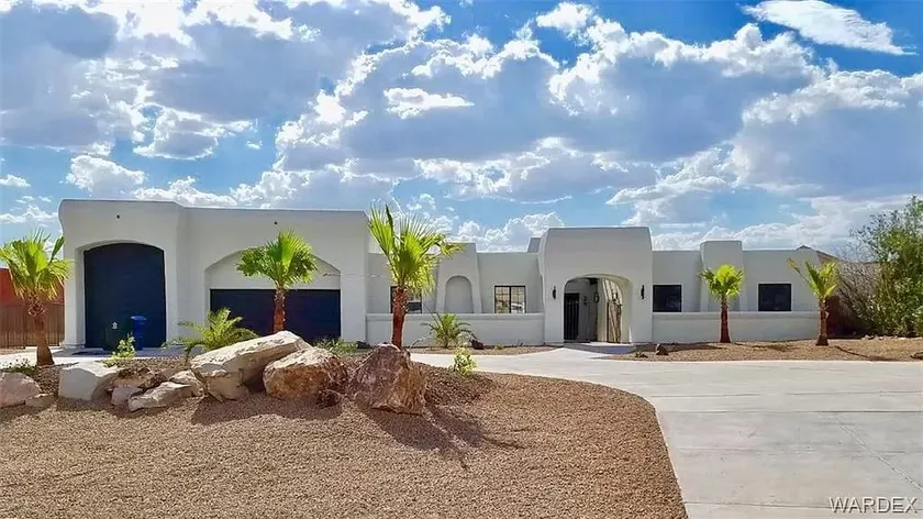 Bullhead oasis! Enjoy putt putt, view, pool & heated spa! - Image 1