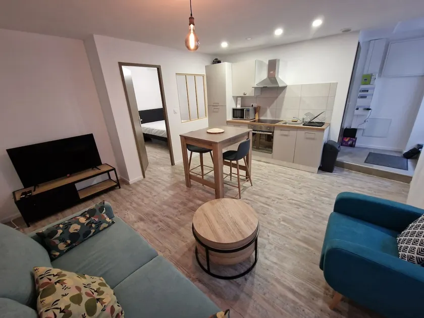 Downtown apartment with air conditioning and parking - Image 1