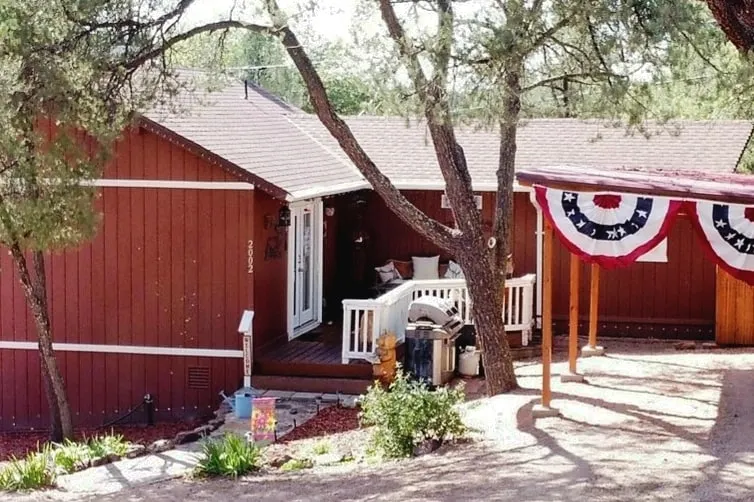 Cozy Cabin Retreat: Getaway in the Pines” - Image 1