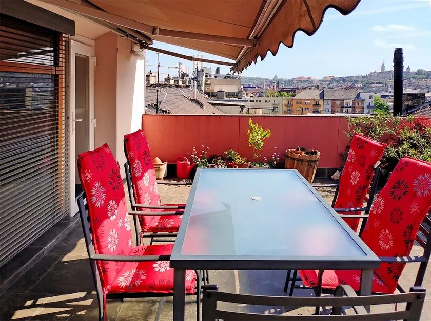 Downtown Gem: Private Roof Terrace & City Views - Image 1