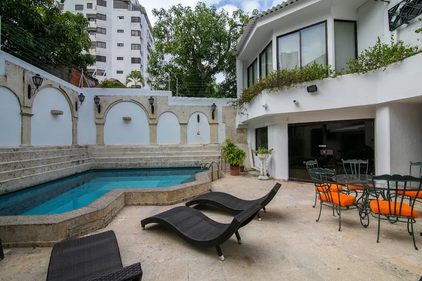 Beautiful 6 Bedroom Mansion in Bocagrande - Image 1