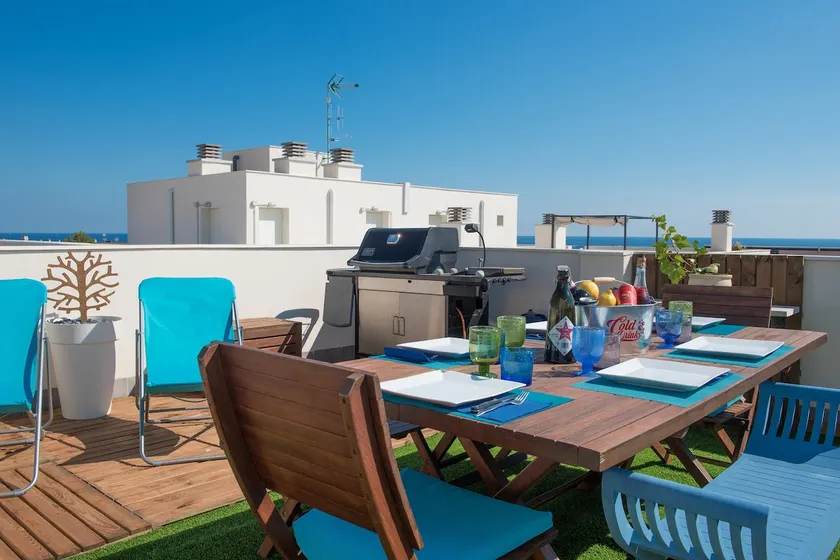 Apartment big terrace & barbacue 10 min Walk beach - Image 1