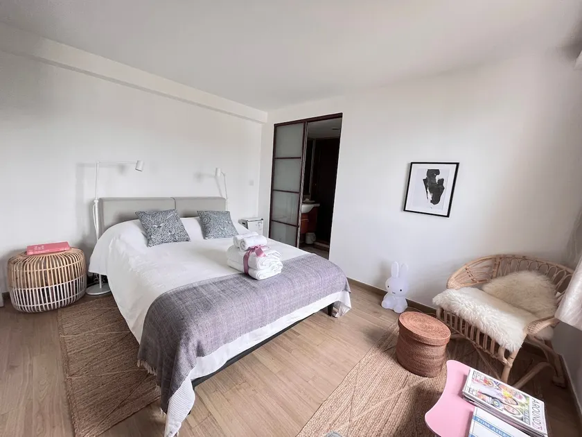 Lovely 1-bed seaview apartment in Hong Kong - Image 1