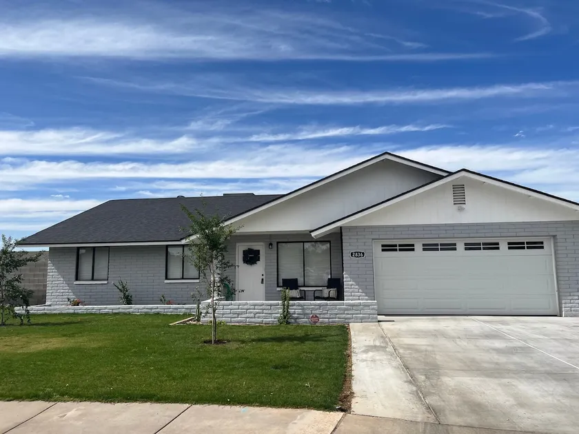 Beautiful 4 bedroom, 2 bathroom house. Outdoor pool. - Image 1