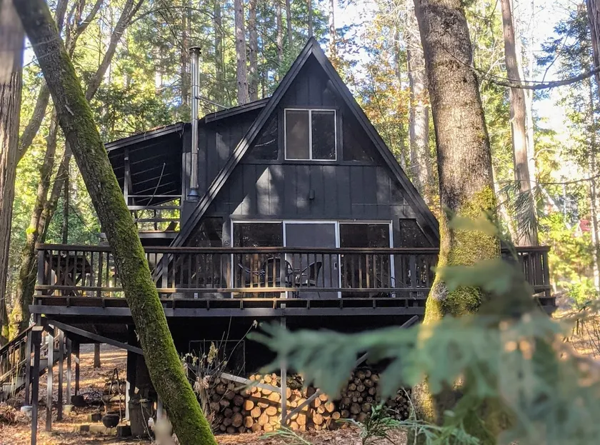 Ruhig Eine Rahmenhütte im Twain Harte Woods - Image 1