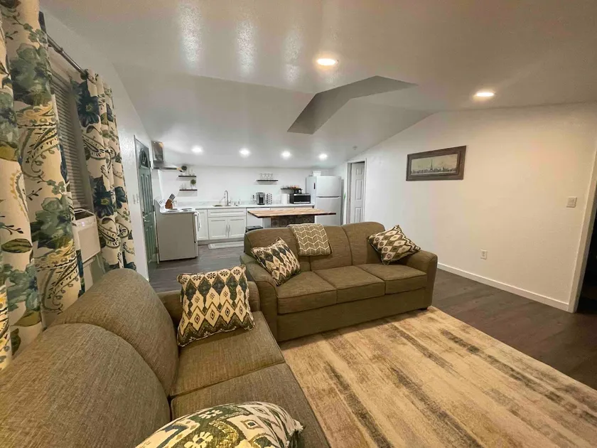 7902 Guesthouse - Image 1