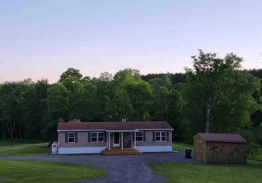 3 bedroom, 2 bathroom country home *new listing* - Image 1
