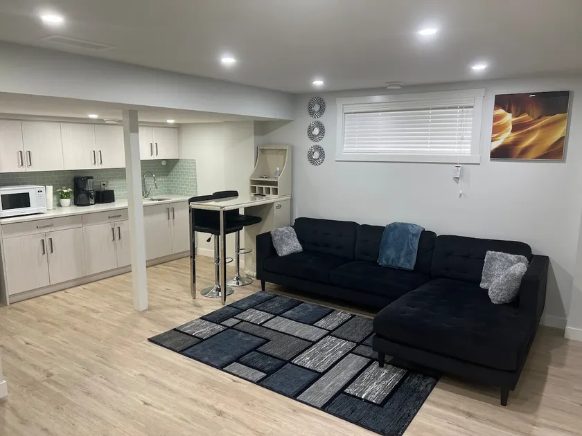 Lovely spacious 1-bedroom suite - Image 1