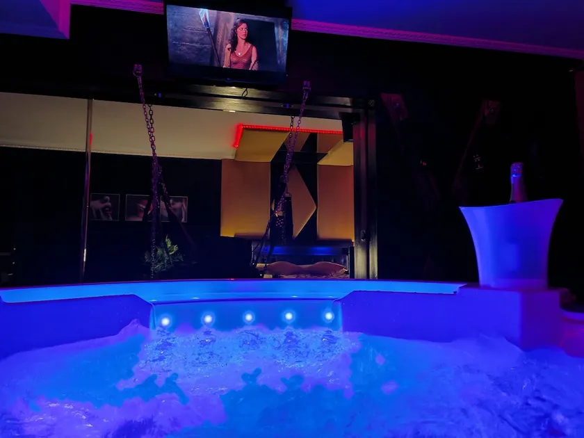 The luxury jacuzzi loveroom ”The room of desires” - Image 1