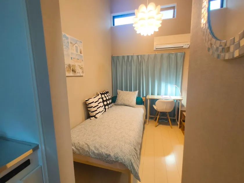 Rainbow's Apartment 3, apartment with single bed and futon - Image 1