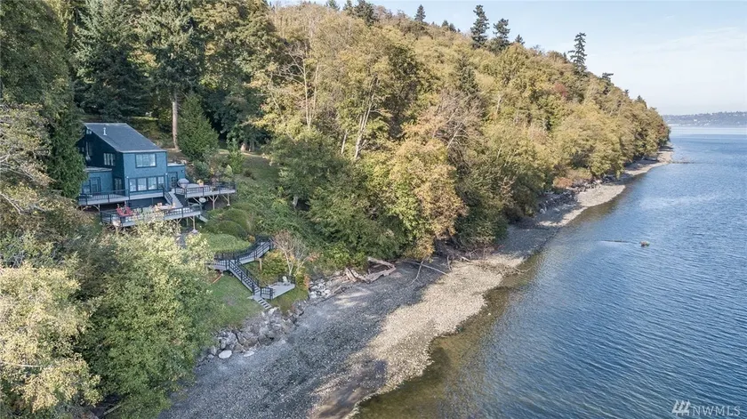Waterfront Vashon Island Home with Mt Rainier View - Image 1