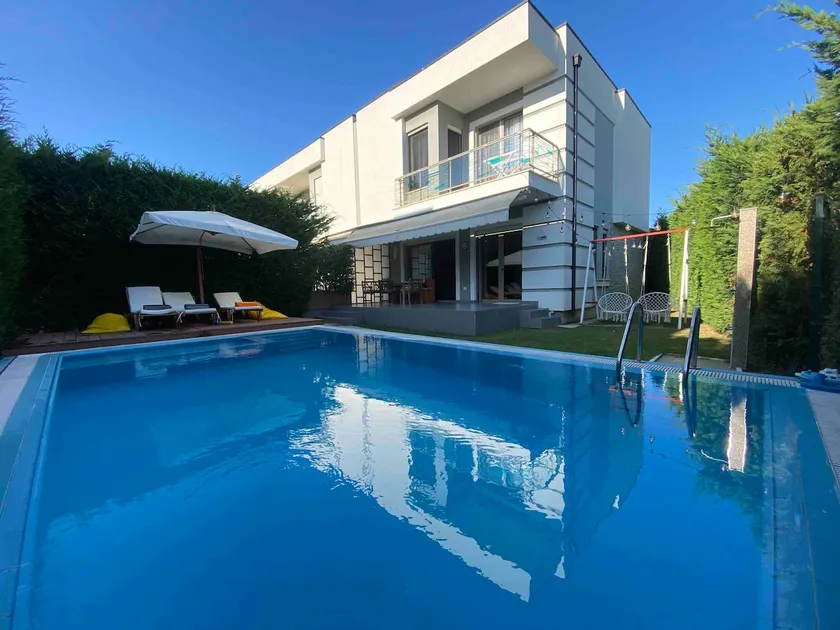 Villa mit Pool, Garten und Terrasse - Image 1