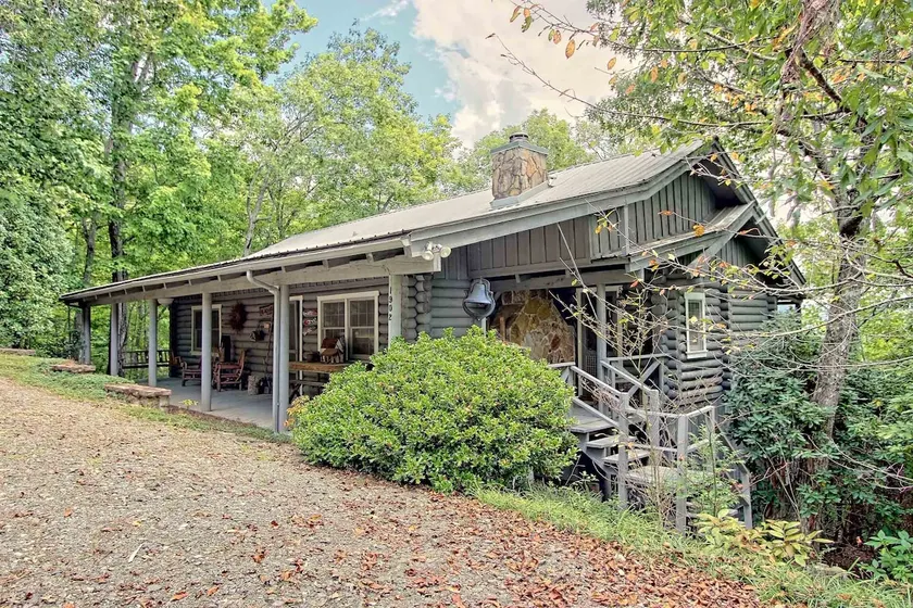 Mountaintop log cabin w/ hot tub near Lake Chatuge - Image 1