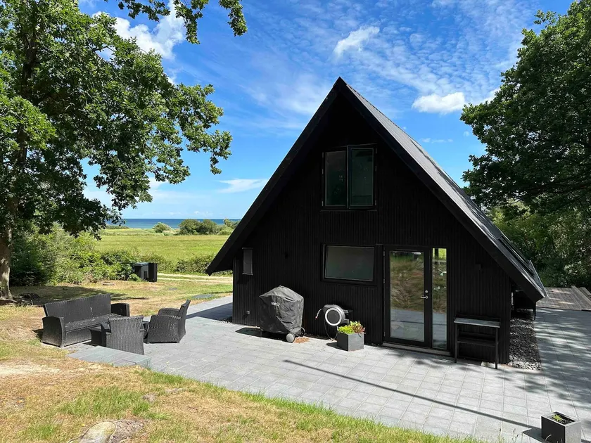 Beautiful cottage in peaceful area & ocean view - Image 1