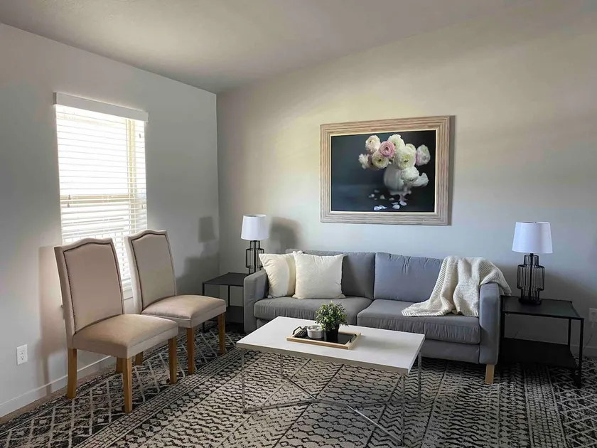 Lovely 2-bedroom condo w/ free parking on premises - Image 1