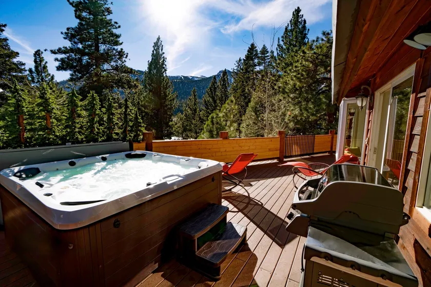 Two people ski FREE with every winter stay! - Image 1