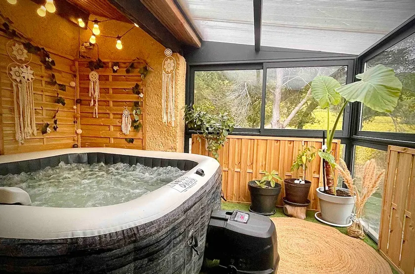 Hot tub and heated pool between vine and horizon - Image 1