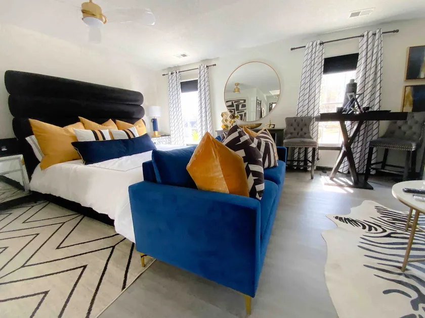 Luxurious Studio Apt w/ Private Driveway & Entry - Image 1