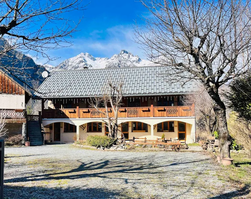 Le Catelan, Cycle & Ski Holidays, 15 + Guests - Image 1