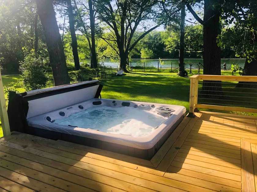 Coley’s Hot tub/ Waterfront ND Football Home - Image 1