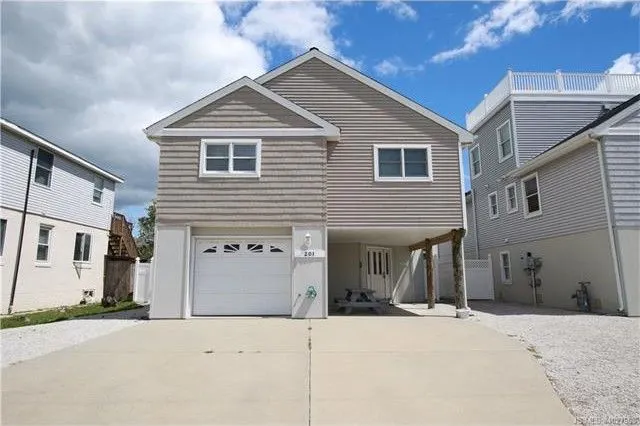 Cozy 3 Bedroom House, Walk To The Beach - Image 1