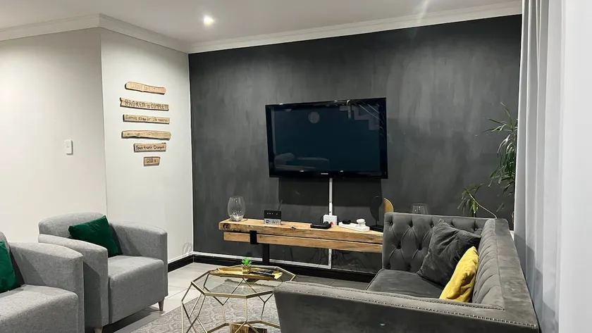 Stunning 2 Bedroom Apartment - Image 1