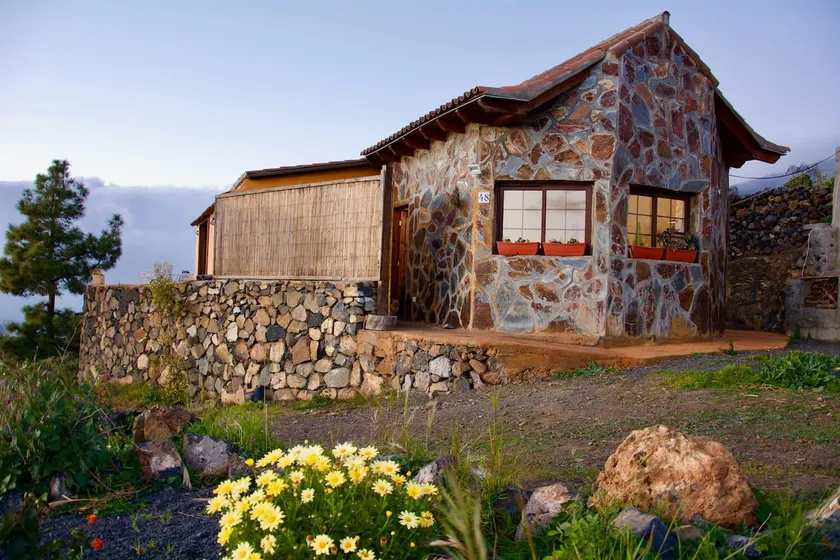 Cozy mountain house with sunset views - Image 1