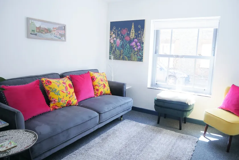 New street Luxury town house in the centre of Holt with free PARKING for one car - Image 1