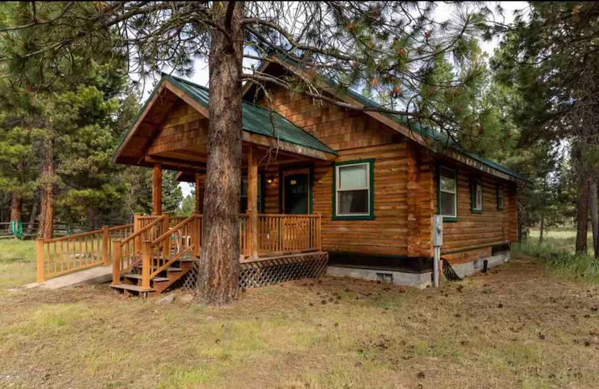 Log Cabin near Crater Lake, and Williamson River - Image 1