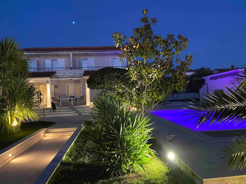 Double room with bathroom, heated pool & hot tub - Image 1