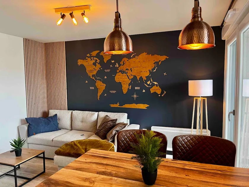 Luxury 2-bedroom apartment with private parking - Image 1