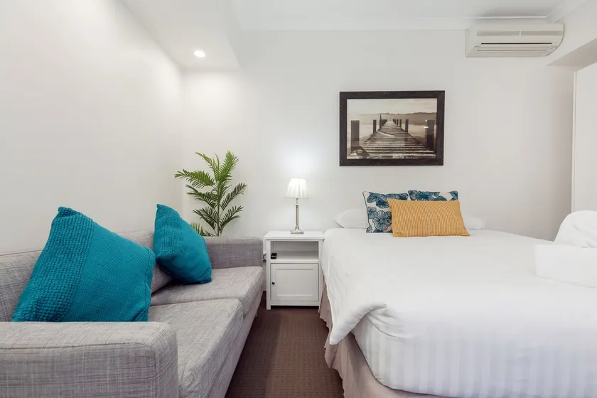 A1 Stylish light filled 2 bed apt Free WiFi - Image 1