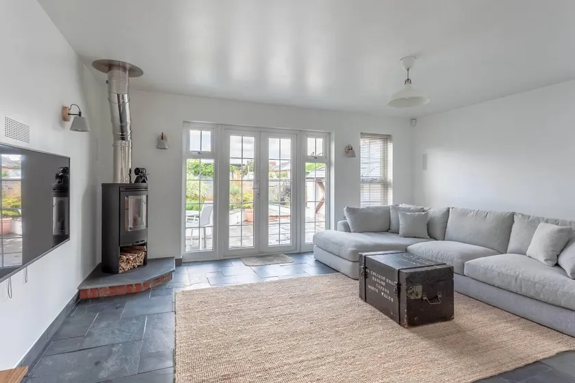 Spacious House Large Patio & Free Parking - Image 1