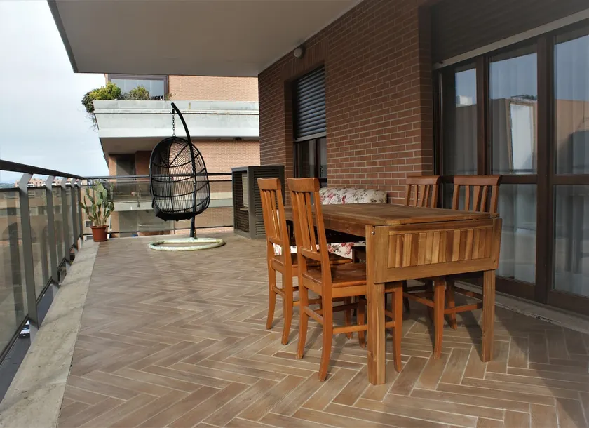 Bright luxury furnished art apartment - Image 1