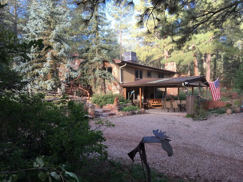 Pine Cone Inn - Image 1