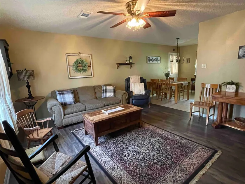 Charming 3 bd home in quiet neighborhood - Image 1