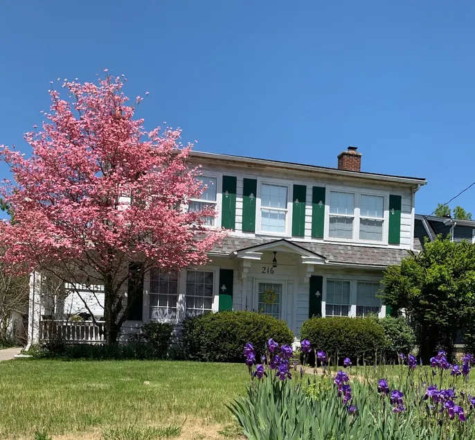 Gladys Gables is a cute 1950’s style house near downtown & a park. - Image 1